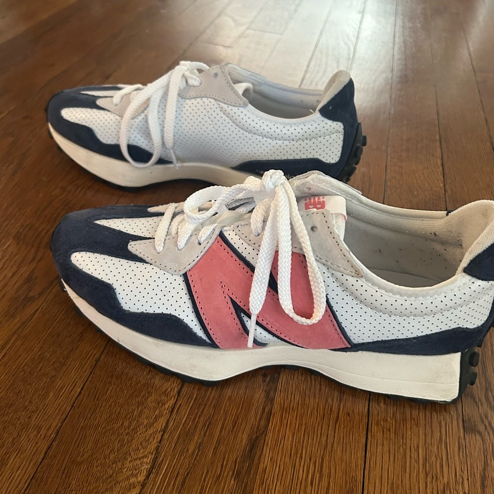 New Balance sneaker 327 size 9 like new